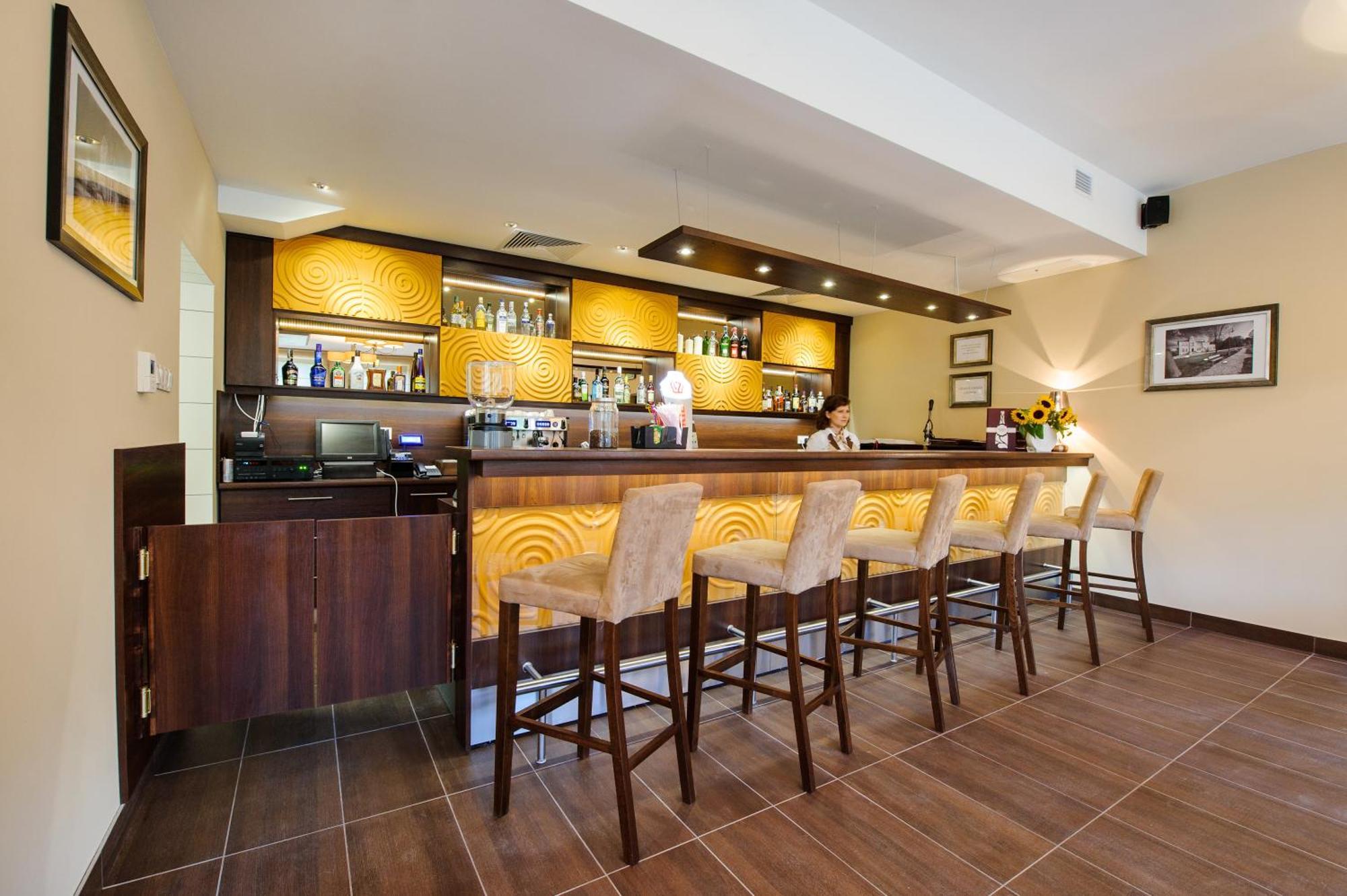 Hotel Trzebnica Extérieur photo