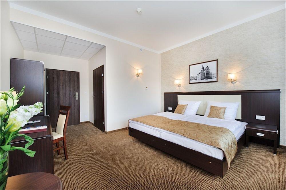 Hotel Trzebnica Extérieur photo