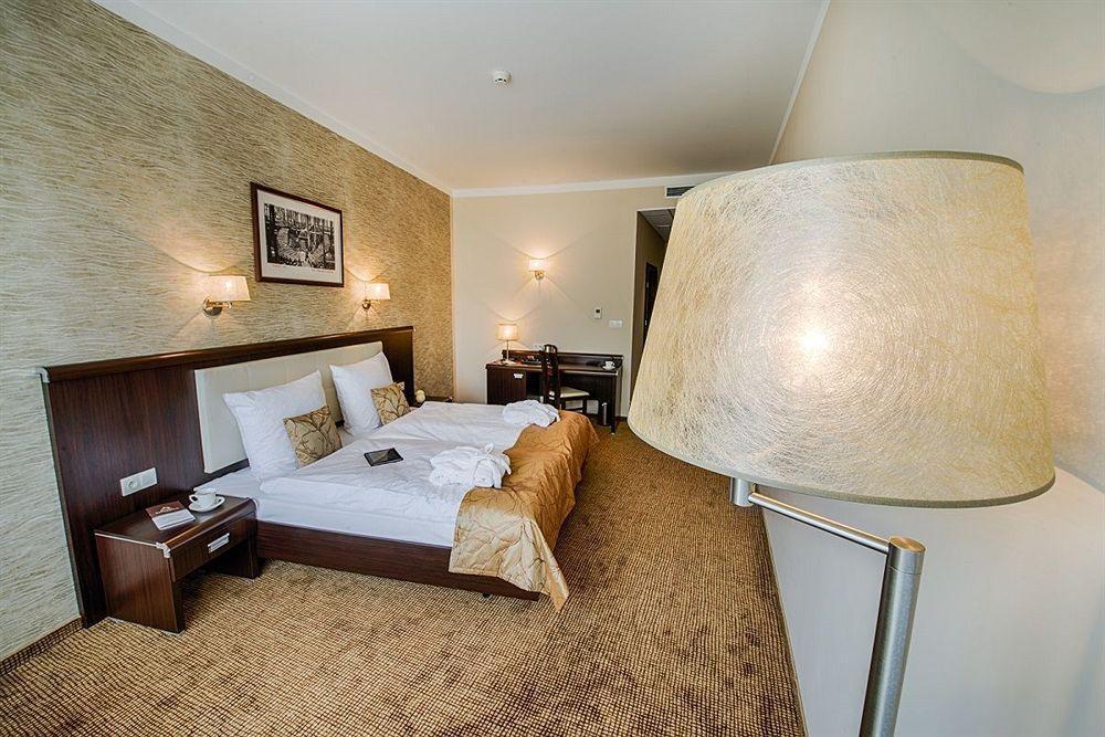 Hotel Trzebnica Extérieur photo