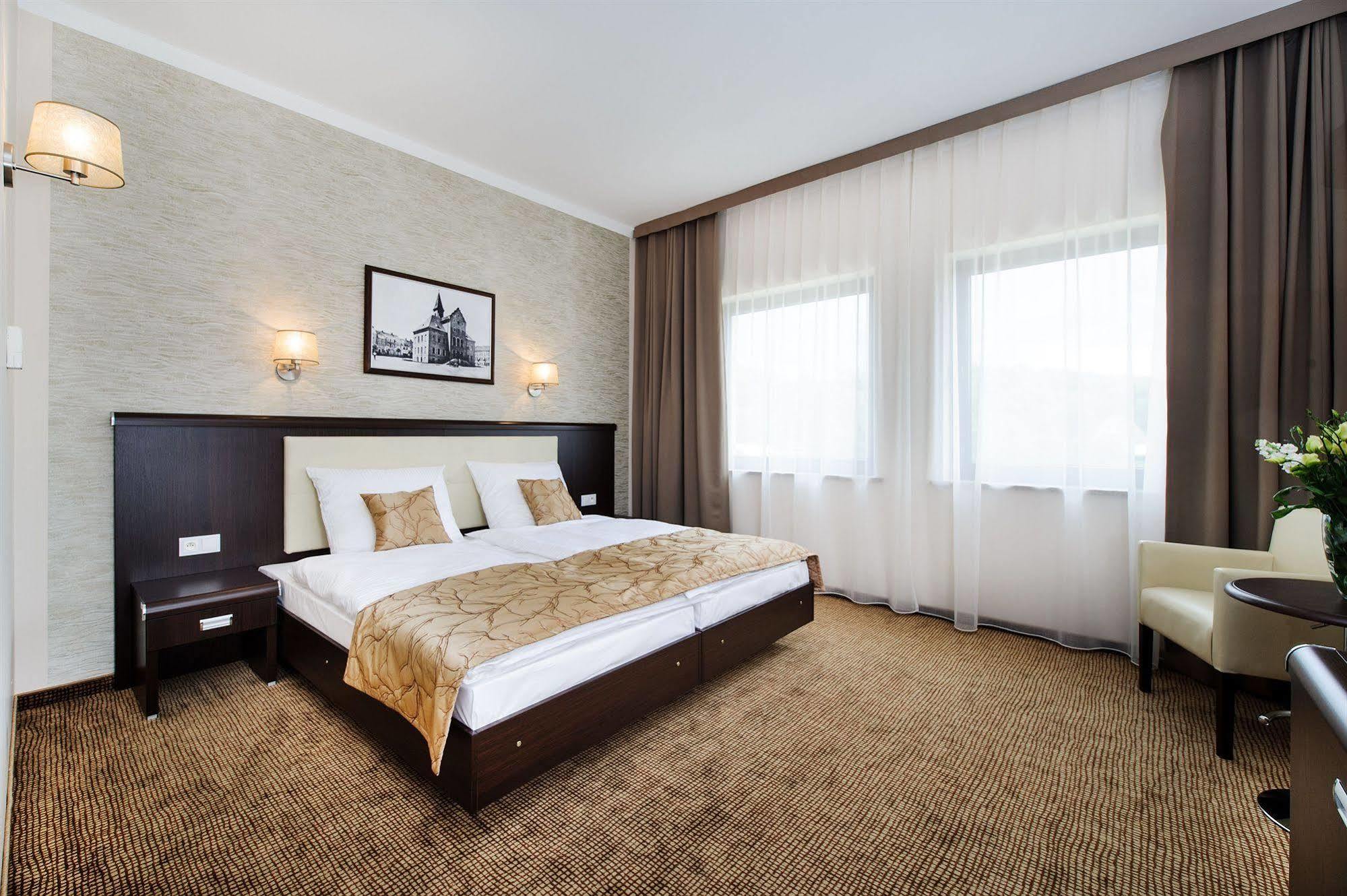 Hotel Trzebnica Extérieur photo